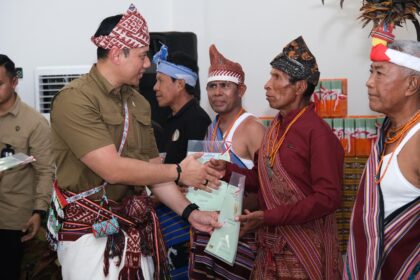 Menteri ATR/BPN saat menyerahkan sertipikat kepada masyarakat eks Timor Timur yang setia dengan NKRI. Foto: dok humas