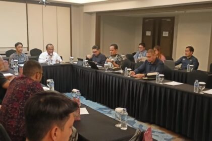 Anggota Komite BPH Migas Abdul Halim (baju putih) dalam Stakeholder Meeting. Foto: dok humas BPH Migas