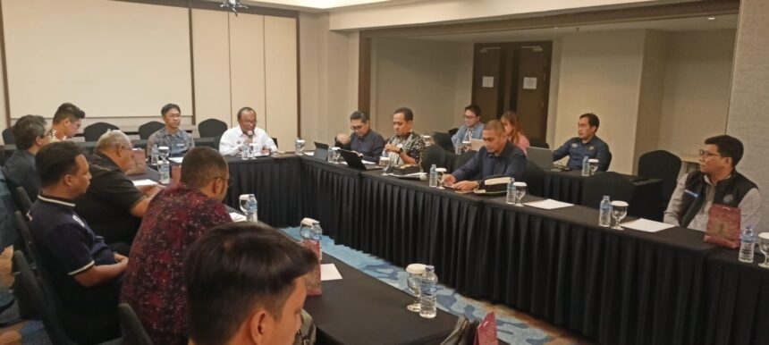 Anggota Komite BPH Migas Abdul Halim (baju putih) dalam Stakeholder Meeting. Foto: dok humas BPH Migas