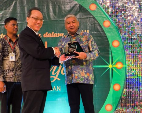 Direktur Eksekutif Charitas Group dr. Paulus S. Sugiarto, Sp. B., M. Kes (Kiri) memberikan anugerah penghargaan dari Charitas Group kepada EGM Operasional AdMedika dr. Rizal Hakim (Kanan) pada acara Gathering rekanan Charitas Group dan HUT ke-7 Charitas Group, beberapa waktu yang lalu. Foto: Telkom Indonesia