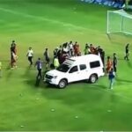 Mobil ambulans mengevakuasi wasit yang dipukul saat laga Aceh melawan Sulteng pada PON XXI Aceh-Sumut 2024 di Stadion H Dimurthala, Banda Aceh, Aceh, Sabtu (14/9/2024). Foto: Ist