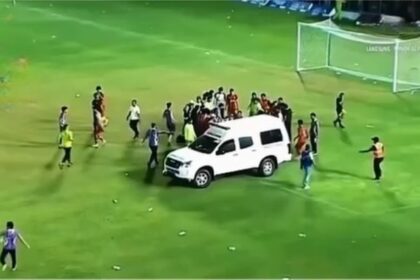 Mobil ambulans mengevakuasi wasit yang dipukul saat laga Aceh melawan Sulteng pada PON XXI Aceh-Sumut 2024 di Stadion H Dimurthala, Banda Aceh, Aceh, Sabtu (14/9/2024). Foto: Ist