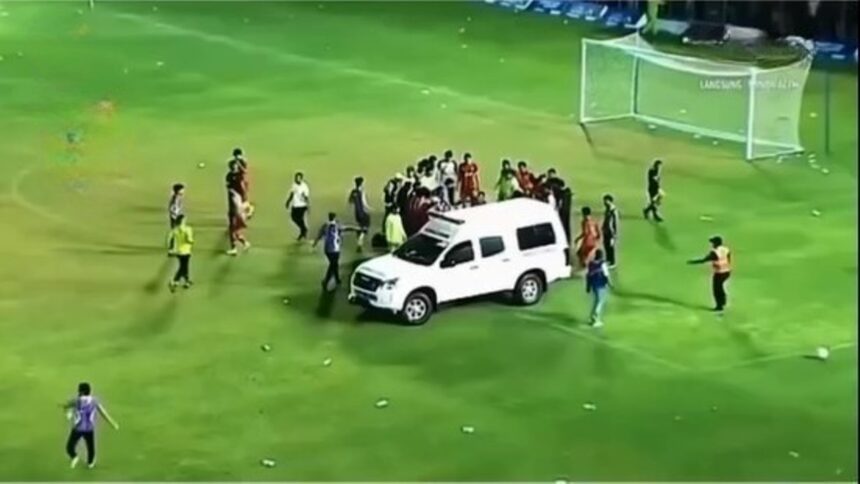 Mobil ambulans mengevakuasi wasit yang dipukul saat laga Aceh melawan Sulteng pada PON XXI Aceh-Sumut 2024 di Stadion H Dimurthala, Banda Aceh, Aceh, Sabtu (14/9/2024). Foto: Ist