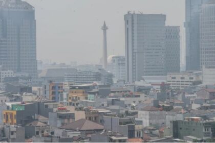 Pemandangan gedung-gedung tinggi di Jakarta diselimuti polusi udara. Foto: Greenpeace