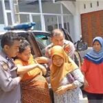 Anggota Polsek Parung membantu seorang ibu yang nyaris melahirkan di jalan, Parung. Foto: Humas Polres Bogor