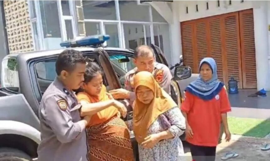 Anggota Polsek Parung membantu seorang ibu yang nyaris melahirkan di jalan, Parung. Foto: Humas Polres Bogor