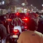 Mobil dirusak massa di Jalan Komodor Halim Perdanakusuma, Kebon Pala, Makasar, Jakarta Timur. Foto: Tangkapan layar video viral