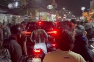 Mobil dirusak massa di Jalan Komodor Halim Perdanakusuma, Kebon Pala, Makasar, Jakarta Timur. Foto: Tangkapan layar video viral