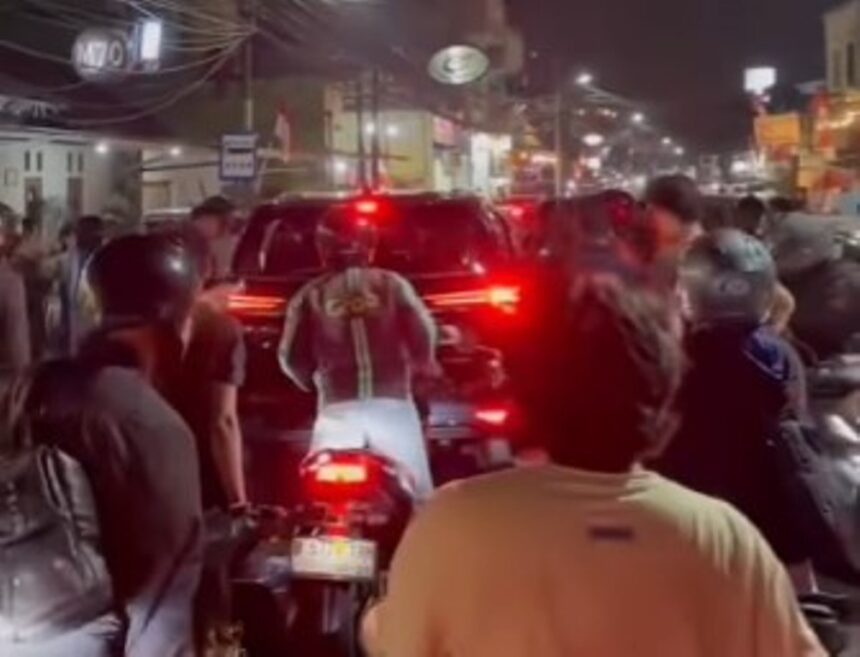 Mobil dirusak massa di Jalan Komodor Halim Perdanakusuma, Kebon Pala, Makasar, Jakarta Timur. Foto: Tangkapan layar video viral