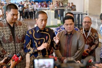 Presiden Joko Widodo saat menjawab pertanyaan awak media usai meresmikan Kantor Fédération Internationale de Basketball (FIBA) Indonesia di Menara Danareksa, Jakarta, pada Selasa (17/9/2024). Foto: BPMI Setpres