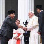 Prabowo Subianto mendampingi Presiden Jokowi menyambut kedatangan Paus Fransiskus di Istana Merdeka, Jakarta. Foto: Instagram Prabowo