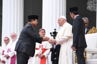 Prabowo Subianto mendampingi Presiden Jokowi menyambut kedatangan Paus Fransiskus di Istana Merdeka, Jakarta. Foto: Instagram Prabowo