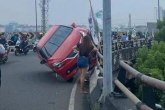 Viral Suzuki Baleno Hampir Terjun di Flyover Ciputat, Pengemudi Harus Waspada Hal Penting Ini! (Foto: Instagram)