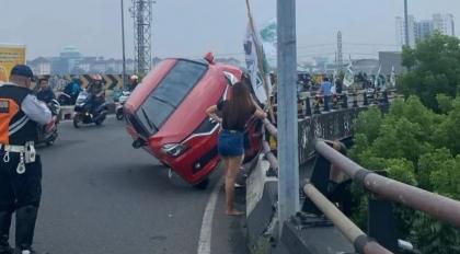 Viral Suzuki Baleno Hampir Terjun di Flyover Ciputat, Pengemudi Harus Waspada Hal Penting Ini! (Foto: Instagram)