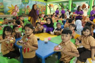 Swiss-Belinn Malang ajak siswa-siswi TK berkreasi menghias donat di perayaan ulang tahun ke-37 Swiss-Belhotel International. (dok. Swiss-Belinn Malang)