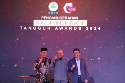 Menko PMK), Muhadjir Effendy (kiri) dan Kepala BNPB, Letjen TNI Suharyanto (kanan) menyerahkan penghargaan khusus, yaitu tokoh inspiratif bidang kebencanaan kepada Boy Tri Harjanto, pewarta foto lepas di Jakarta, Sabtu (21/9/2024). Foto: Ist