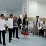 Presiden Joko Widodo (Jokowi) didampingi Ibu Iriana Joko Widodo meresmikan Gedung Rumah Sakit Kemenkes di Surabaya, Provinsi Jawa Timur. Foto: Setkab