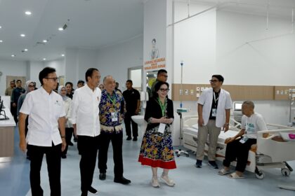 Presiden Joko Widodo (Jokowi) didampingi Ibu Iriana Joko Widodo meresmikan Gedung Rumah Sakit Kemenkes di Surabaya, Provinsi Jawa Timur. Foto: Setkab