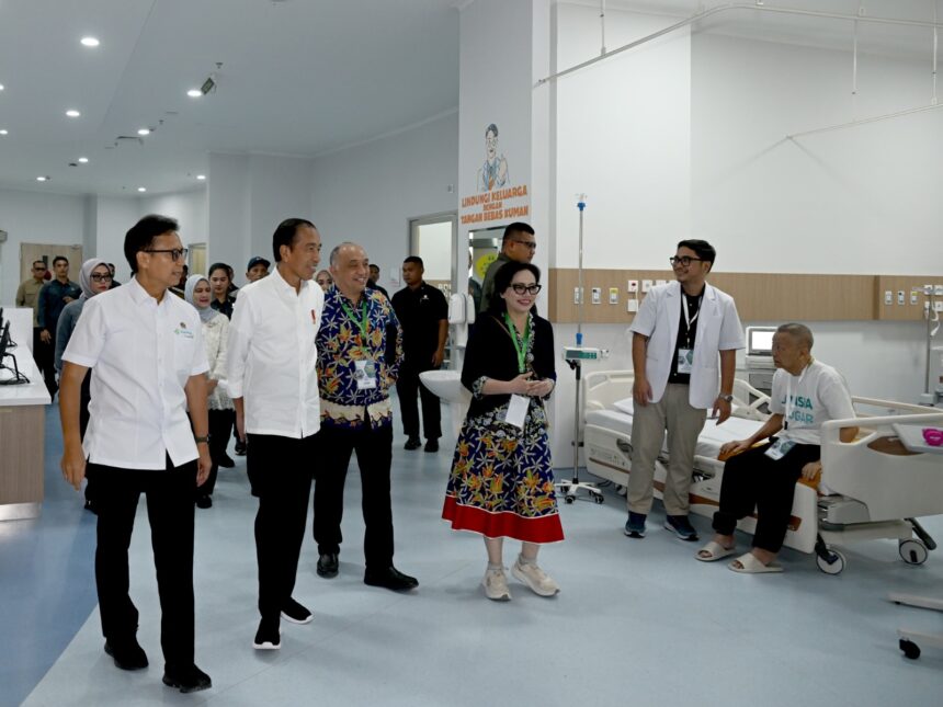 Presiden Joko Widodo (Jokowi) didampingi Ibu Iriana Joko Widodo meresmikan Gedung Rumah Sakit Kemenkes di Surabaya, Provinsi Jawa Timur. Foto: Setkab