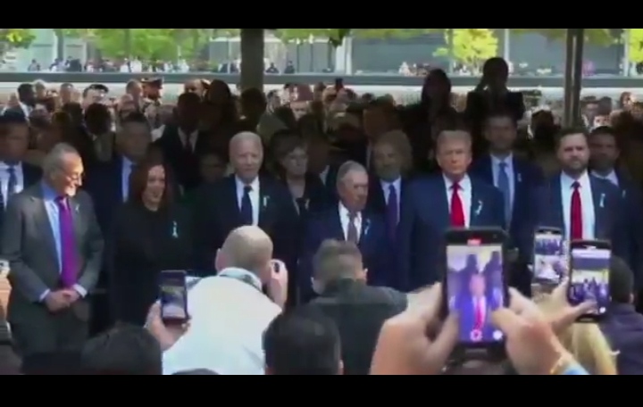 Terlihat Wapres Kamala Harris, Presiden Joe Biden, mantan Wali Kota New York Michael Bloomberg, Capres Donald Trump dan Cawapres J.D. Vance menghadiri Peringatan Tragedi 9/11 di bekas Menara Kembar World Trade Center di New York hari Rabu, 11 September 2024.. Foto: x @theinformant_x