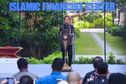 Presiden Joko Widodo (Jokowi) memberikan sambutan sekaligus meresmikan Kawasan Indonesia Islamic Financial Center, Selasa (17/09/2024) di Menara Danareksa, Jakarta. Foto: Humas Setkab/Rahmat