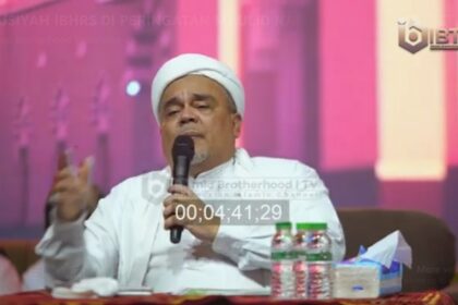 Imam Besar Habib Rizieq Shihab (IBHRS) saat memberikan ceramah Maulid Nabi di Petamburan Jakarta Senin (16/9/2025). Foto: Tangkapan layar youtube Islamic Brotherhood Television.