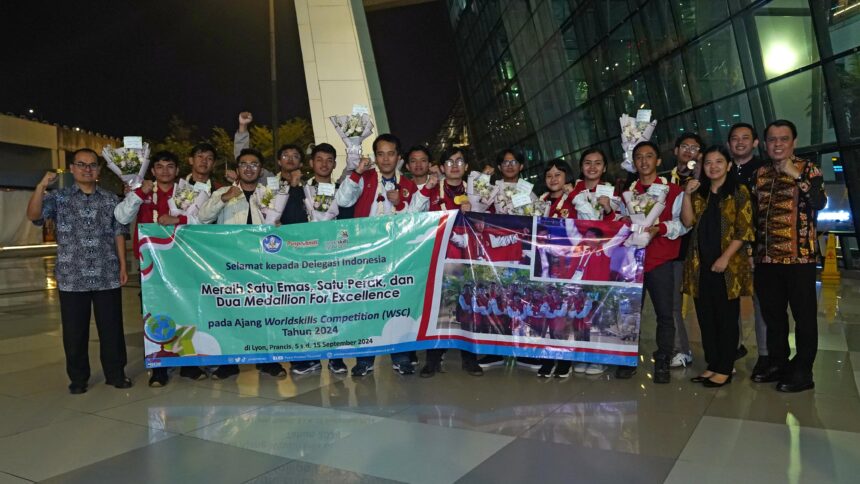 Tim Indonesia untuk World Skill Competition tiba di Tanah Air seusai tampil di ajang adu kompetensi tingkat dunia WorldSkills Competition (WSC) 2024 pada Selasa (17/9/2024). Foto: Ist