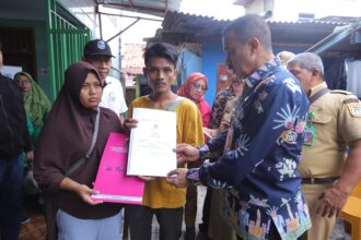 Wali Kota Jakarta Timur, M. Anwar (kemeja batik hitam bercorak) dan jajaran meninjau sekaligus memberikan bantuan kepada warga penyintas kebakaran di RW 018, Kelurahan Cipinang, Kecamatan Pulogadung, Selasa (24/9/2024). Foto: Ist