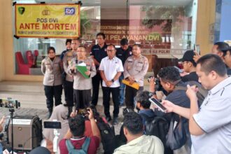 Kabid Yandokpol Rumah Sakit (RS) Polri Kramat Jati, Kombes Hery Wijatmoko dan jajaran dalam memberikan keterangan terkait pemeriksaan tujuh jenazah remaja yang ditemukan di Kali Bekasi, Kota Bekasi, Jawa Barat, di RS Polri Kramat Jati, Jakarta Timur, Senin (23/9/2024). Foto: Ist