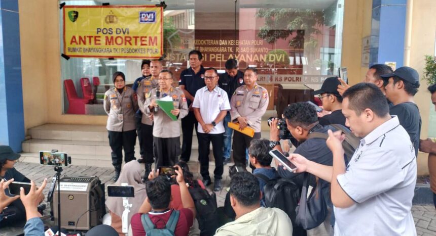 Kabid Yandokpol Rumah Sakit (RS) Polri Kramat Jati, Kombes Hery Wijatmoko dan jajaran dalam memberikan keterangan terkait pemeriksaan tujuh jenazah remaja yang ditemukan di Kali Bekasi, Kota Bekasi, Jawa Barat, di RS Polri Kramat Jati, Jakarta Timur, Senin (23/9/2024). Foto: Ist