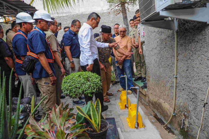 Pj Gubernur Heru Budi saat meninjau pemasangan instalasi Pengelolaan Air (IPA) di Jakarta.(Foto dok pemprov)