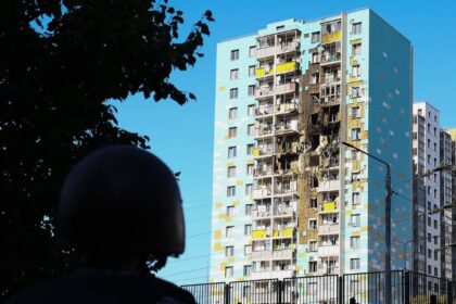 Tampak apartemen di Moskow yang rusak setelah dihantam drone bunuh diri Ukraina. Foto: Sergey Bulkin/TASS