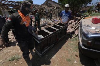 Babinsa dan relawan gabungan berupaya menyelamatkan barang berharga dan membersihkan puing dari rumah warga yang roboh akibat diguncang gempabumi M 4.9 di Kertasari, Kabupaten Bandung, Jawa Barat, Kamis (19/9/2024) siang. Foto: Ist