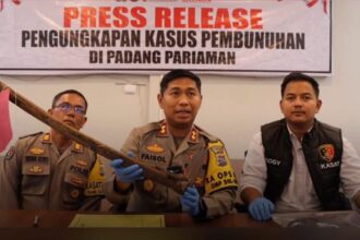 Kapolres Padang Pariaman AKBP Ahmad Faisol Amir menunjukkan barang bukti cangkul dalam kasus pembunuhan gadis penjual gorengan. Foto: Humas Polri