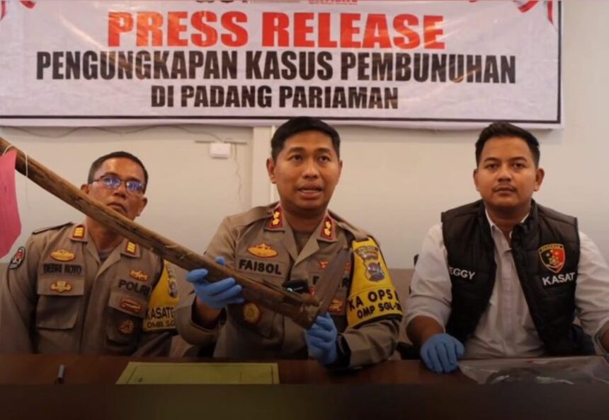 Kapolres Padang Pariaman AKBP Ahmad Faisol Amir menunjukkan barang bukti cangkul dalam kasus pembunuhan gadis penjual gorengan. Foto: Humas Polri