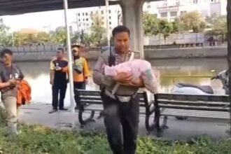 Petugas piket Ditlantas Polda Metro Jaya, Aiptu Hendry saat mengamankan membawa bayi mungil yang masih bernapas ke Rumah Sakit Umum Daerah (RSUD) Pademangan, Jakarta Utara, Minggu (15/9/2024). Foto: Inst@tmcpoldametro