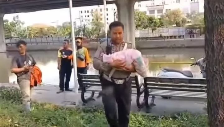 Petugas piket Ditlantas Polda Metro Jaya, Aiptu Hendry saat mengamankan membawa bayi mungil yang masih bernapas ke Rumah Sakit Umum Daerah (RSUD) Pademangan, Jakarta Utara, Minggu (15/9/2024). Foto: Inst@tmcpoldametro