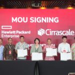 Direktur Group Business Development Telkom Indonesia Honesti Basyir (kiri); Komisaris Telkom Indonesia Marcelino Pandin (kedua dari kiri); CEO NeutraDC Andreuw Th.A.F (ketiga dari kiri); President Director of Hawlett Packard Enterprise Indonesia Meygin Agustina (keempat dari kiri); CEO of Cirrascale PJ Go (Ketiga dari kanan); CEO of DataCanvas Limited Sealed Fang Lei (kedua dari kanan); Direktur Wholesale & International Service Telkom Indonesia Bogi Witjaksono (kanan) pada penandatanganan Nota Kesepahaman (MoU) bersama tiga perusahaan, PT Hewlett Packard Enterprise (HPE) Indonesia, Cirrascale Pte. Ltd., dan DataCanvas Limited, beberapa waktu yang lalu. Foto: Telkom Indonesia