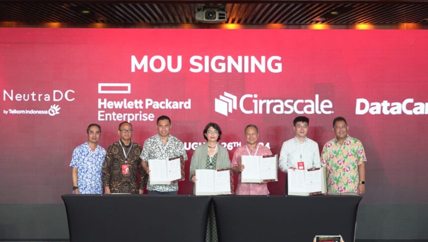 Direktur Group Business Development Telkom Indonesia Honesti Basyir (kiri); Komisaris Telkom Indonesia Marcelino Pandin (kedua dari kiri); CEO NeutraDC Andreuw Th.A.F (ketiga dari kiri); President Director of Hawlett Packard Enterprise Indonesia Meygin Agustina (keempat dari kiri); CEO of Cirrascale PJ Go (Ketiga dari kanan); CEO of DataCanvas Limited Sealed Fang Lei (kedua dari kanan); Direktur Wholesale & International Service Telkom Indonesia Bogi Witjaksono (kanan) pada penandatanganan Nota Kesepahaman (MoU) bersama tiga perusahaan, PT Hewlett Packard Enterprise (HPE) Indonesia, Cirrascale Pte. Ltd., dan DataCanvas Limited, beberapa waktu yang lalu. Foto: Telkom Indonesia