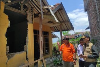 Petugas Badan Penanggulangan Bencana Daerah (BPBD) Kabupaten Bandung masih terus memutakhirkan jumlah kerusakan dan tingkat kerusakan pada bangunan terdampak gempa magnitudo (M) 5,0, pada Rabu (18/9/2024). Sejumlah bantuan darurat didorong pemerintah setempat. Foto: BPBD Kab Bandung