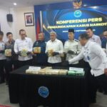 Kepala Badan Narkotika Nasional (BNN) RI, Komjen Pol Marthinus Hukom (tengah) didampingi Deputi Pemberantasan BNN RI, Irjen Pol I Wayan Sugiri, Kabiro Humas dan Protokol Sekretariat Utama BNN RI, Brigjen Sulistyo Pujo Hartono serta para pejabat terkait dalam gelar kasus peredaran narkoba jenis sabu sebanyak 15 Kilogram dan 10 ribu butir lebih ekstasi sitaan dari kawasan Sumatera, Jumat (20/9/2024). Foto: Joesvicar Iqbal/ipol.id