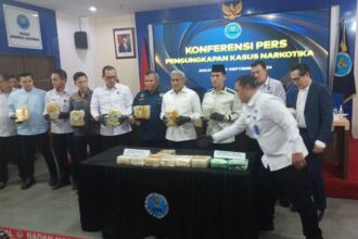 Kepala Badan Narkotika Nasional (BNN) RI, Komjen Pol Marthinus Hukom (tengah) didampingi Deputi Pemberantasan BNN RI, Irjen Pol I Wayan Sugiri, Kabiro Humas dan Protokol Sekretariat Utama BNN RI, Brigjen Sulistyo Pujo Hartono serta para pejabat terkait dalam gelar kasus peredaran narkoba jenis sabu sebanyak 15 Kilogram dan 10 ribu butir lebih ekstasi sitaan dari kawasan Sumatera, Jumat (20/9/2024). Foto: Joesvicar Iqbal/ipol.id