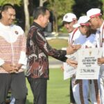 Menpora Dito Ariotedjo mendampingi Presiden Joko Widodo menyerahkan bonus apresiasi bagi para atlet dan pelatih pada ajang Paralimpiade Paris 2024 di Istana Merdeka, Jakarta. Foto: Kemenpora