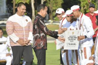 Menpora Dito Ariotedjo mendampingi Presiden Joko Widodo menyerahkan bonus apresiasi bagi para atlet dan pelatih pada ajang Paralimpiade Paris 2024 di Istana Merdeka, Jakarta. Foto: Kemenpora