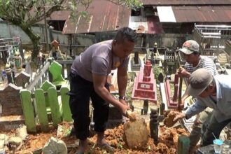 Bripka Joko Hadi Aprianto anggota Polri di Samarinda yang sukarela membantu warga menggali kubur. Foto: Humas Polri