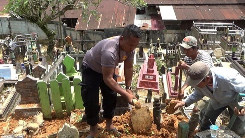 Bripka Joko Hadi Aprianto anggota Polri di Samarinda yang sukarela membantu warga menggali kubur. Foto: Humas Polri