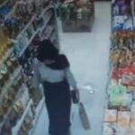 Wanita terekam CCTV buang air kecil didalam minimarket. Foto: IG, @mygigsmedia (tangkap layar)