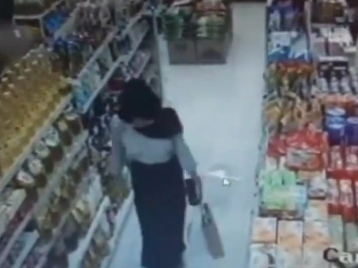 Wanita terekam CCTV buang air kecil didalam minimarket. Foto: IG, @mygigsmedia (tangkap layar)