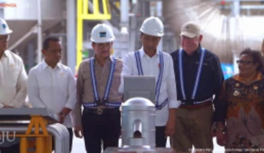 Presiden Joko Widodo saat meresmikan produksi Smelter PT Freeport Indonesia di Kawasan Ekonomi Khusus JIIPE, Gresik, Jawa Timur, pada 23 September 2024. Foto: Setneg RI