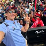 Marc Marquez berfoto bersama para fansnya di parade jelang MotoGP Mandalika 2024 (Foto: Instagram/Marc Marquez)